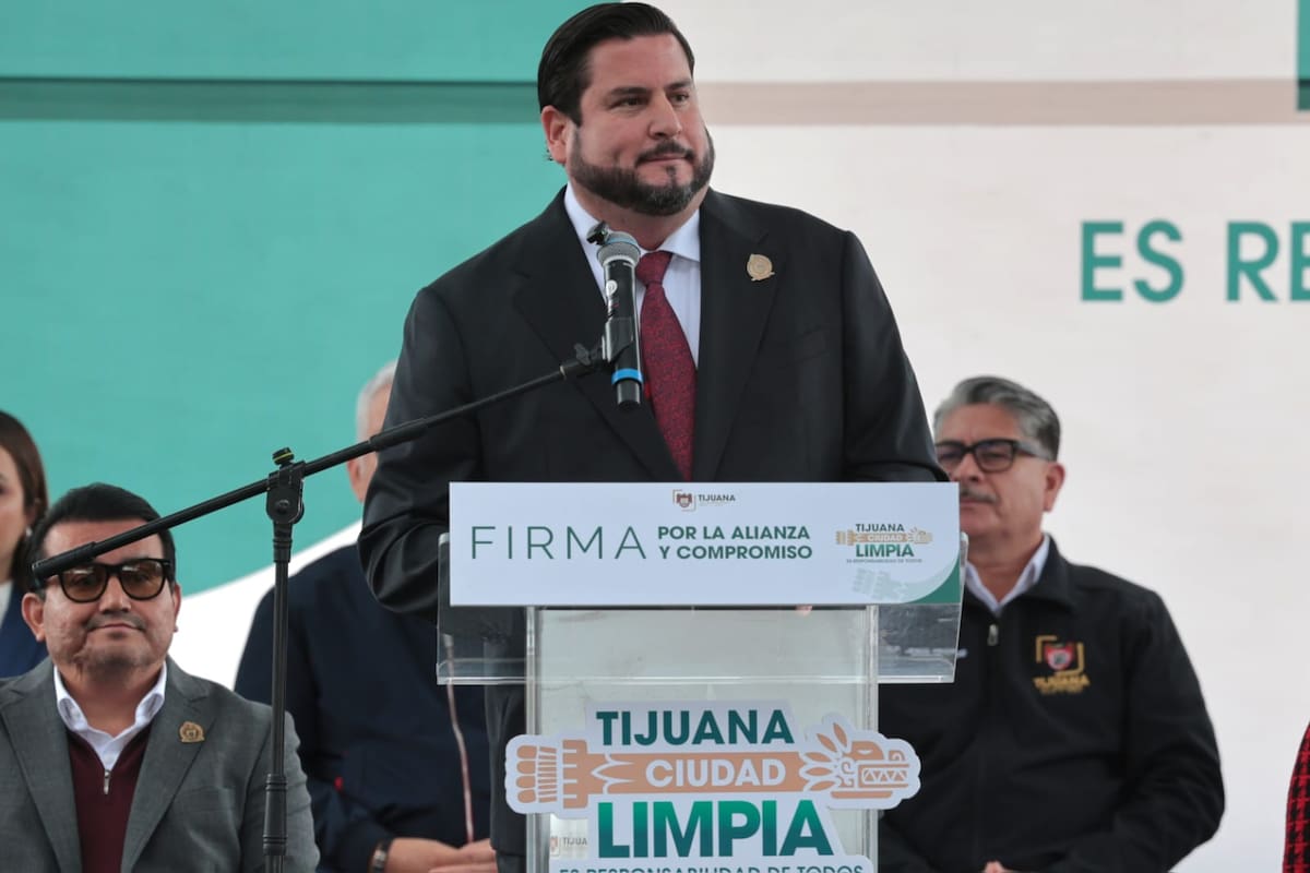 Ismael Burgueño durante la firma de compromiso del programa "Tijuana, ciudad limpia".