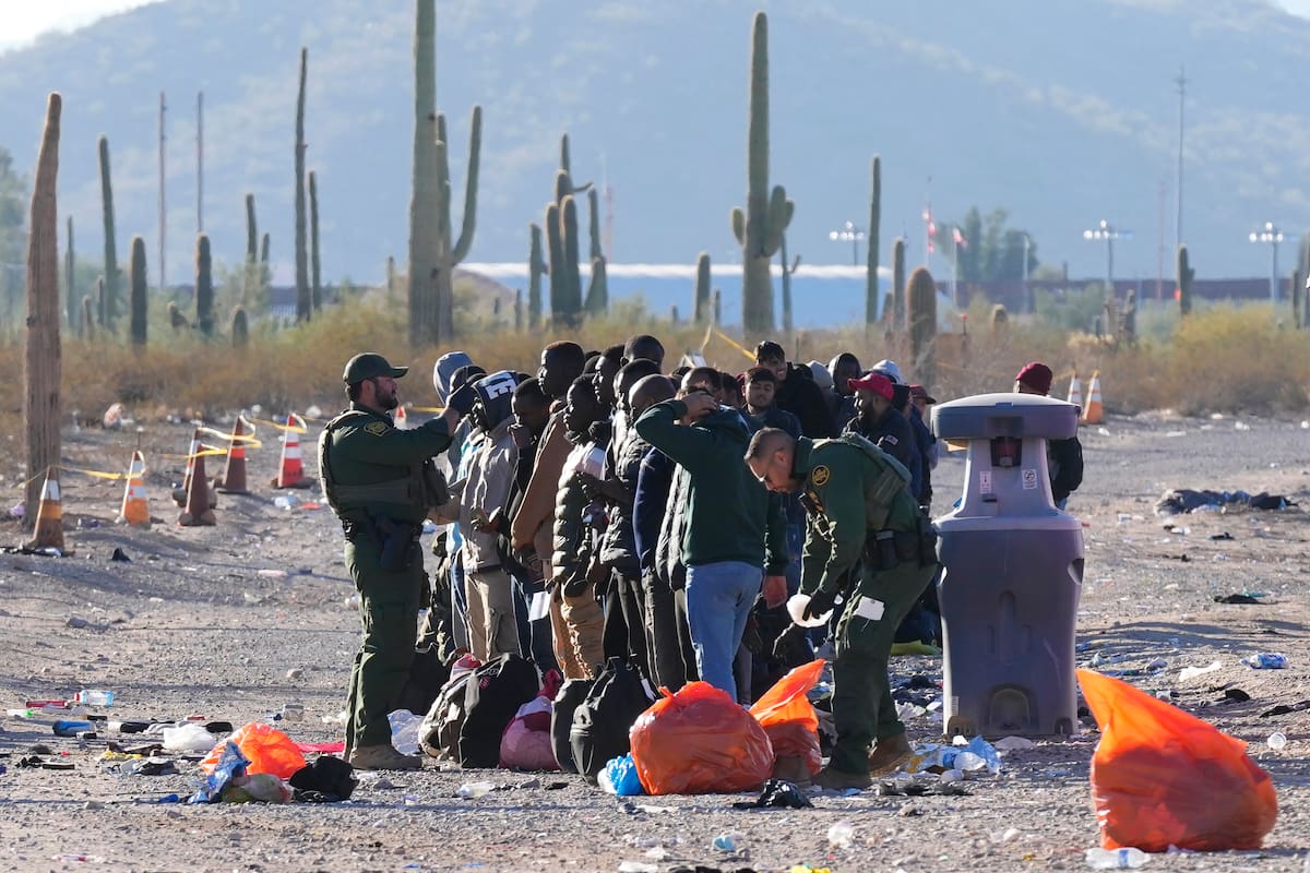 Personal de la Patrulla Fronteriza y del Servicio de Aduanas y Protección Fronteriza de Estados Unidos ayuda a unos migrantes en Lukeville, Arizona, el 5 de diciembre de 2023. (Foto AP /Ross D. Franklin)