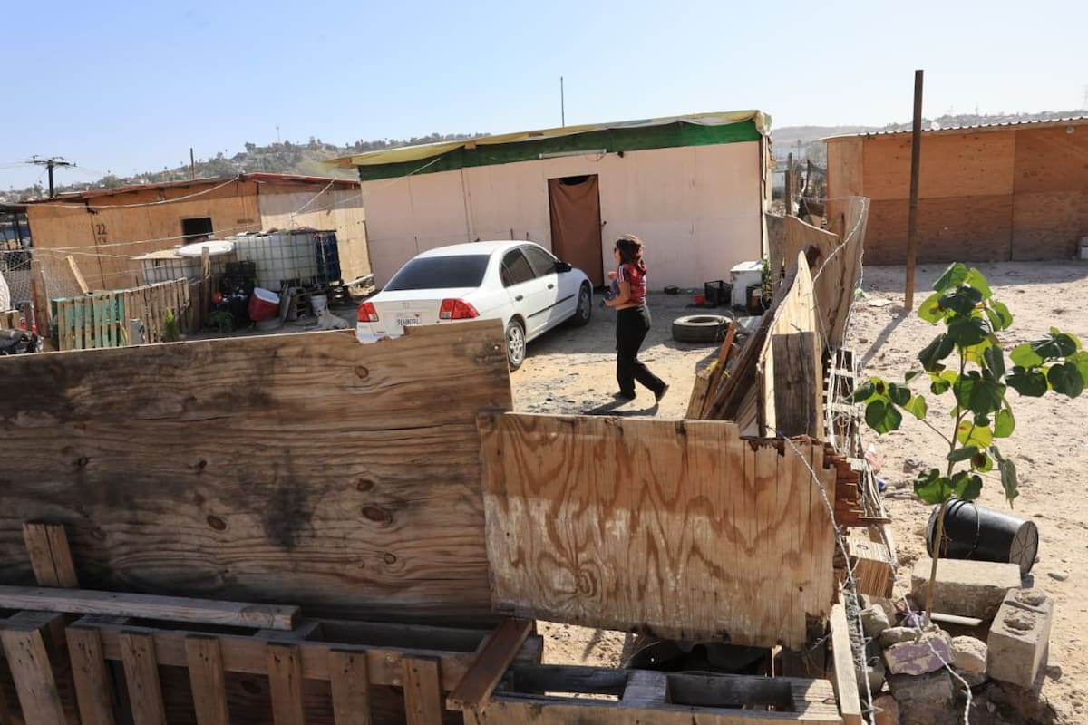 Desde la tarde del jueves, personal de Protección Civil les notificó que habitan en una zona de riesgo debido a su cercanía con la presa y la canalización del río Tijuana. Foto: Sergio Ortiz