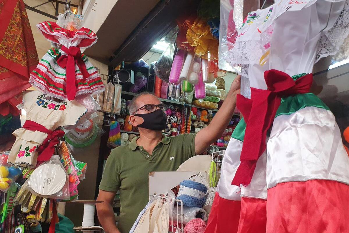 Escuelas sin festejos patrios dejan sin ventas a comerciantes