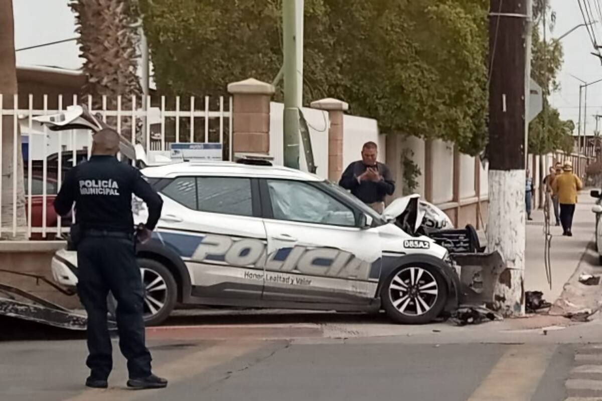 Choca patrulla municipal contra un poste, un oficial lesionado