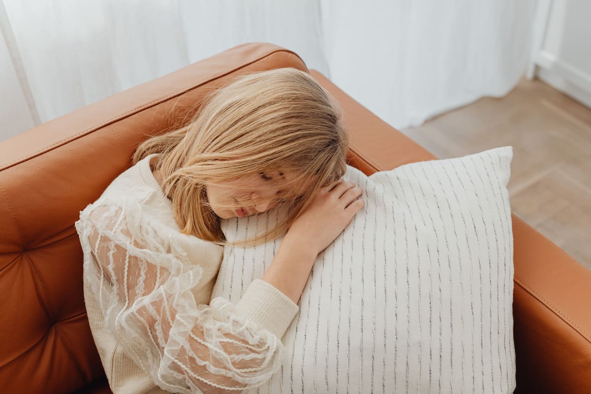 Los expertos recomiendan identificar las causas del cansancio mental y mantener una rutina de sueño para favorecer un mejor descanso. Foto: Pexels
