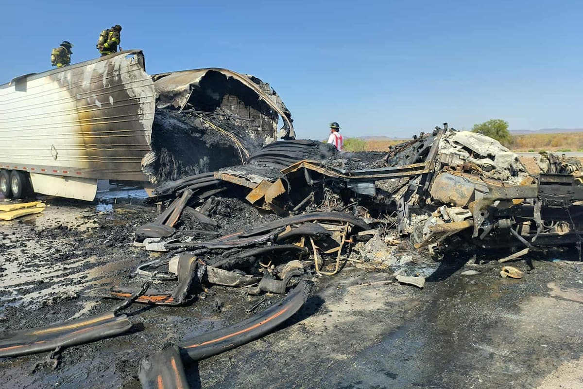 Muere conductor calcinado tras choque de tractocamiones en la Guaymas-Hermosillo