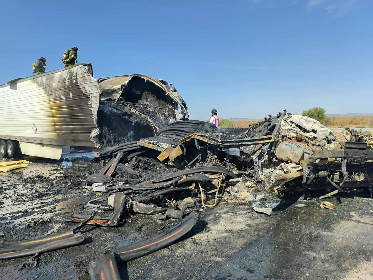 Muere conductor calcinado tras choque de tractocamiones en la Guaymas-Hermosillo