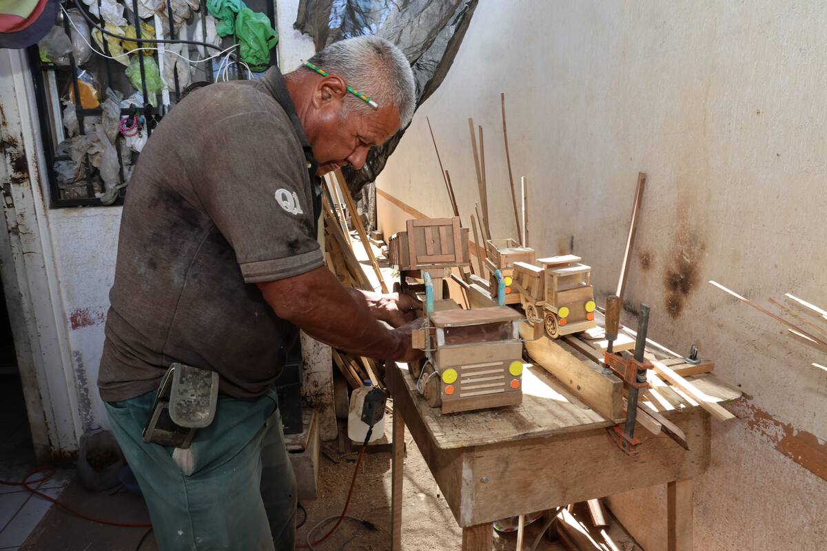 En su hogar adaptó un espacio para realizar sus trabajos.
