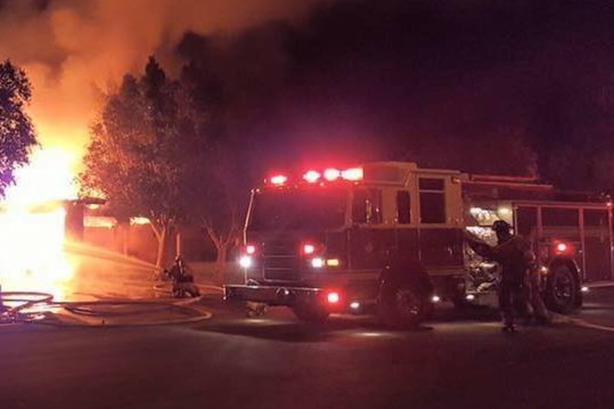 Rescatan a familia de incendio en El Centro