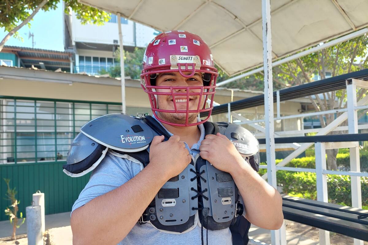 Con venta de paletas y jugando fútbol americano paga su ‘prepa’