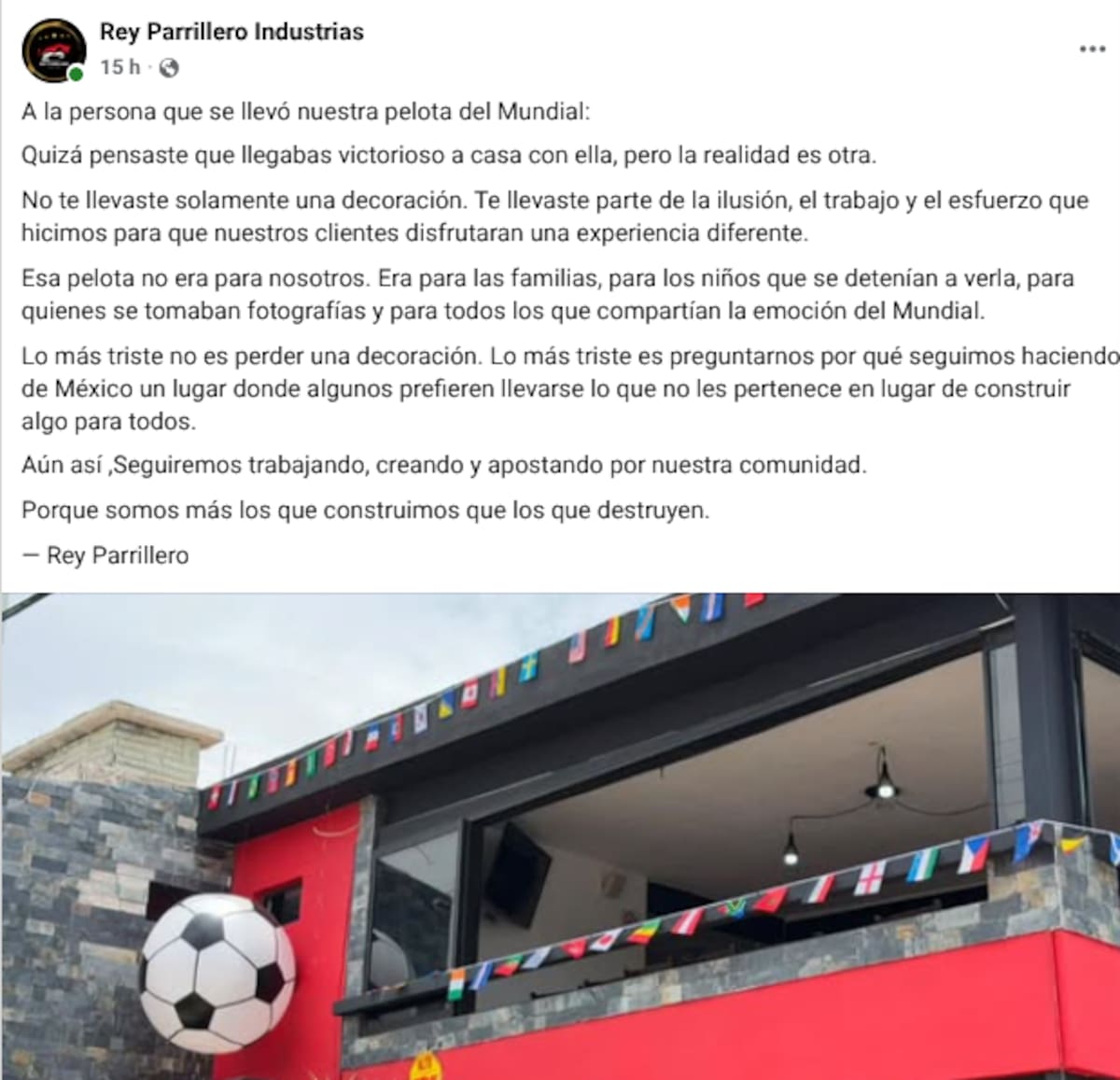 En su cuenta en Facebook mencionaron que esta persona, captada también por una cámara de seguridad, se llevó el balón en su vehículo algo que los dueños del establecimiento lamentaron.