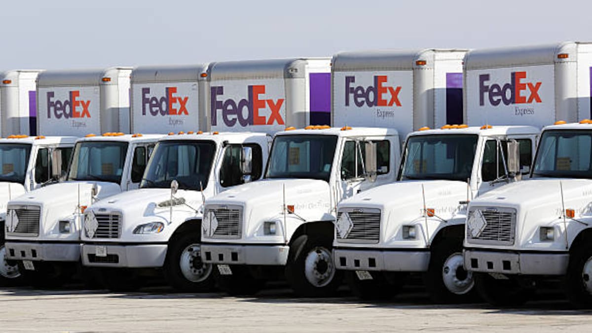 Cinco personas enfrentan cargos por robo de mercancía de lujo en camiones FedEx en San Diego