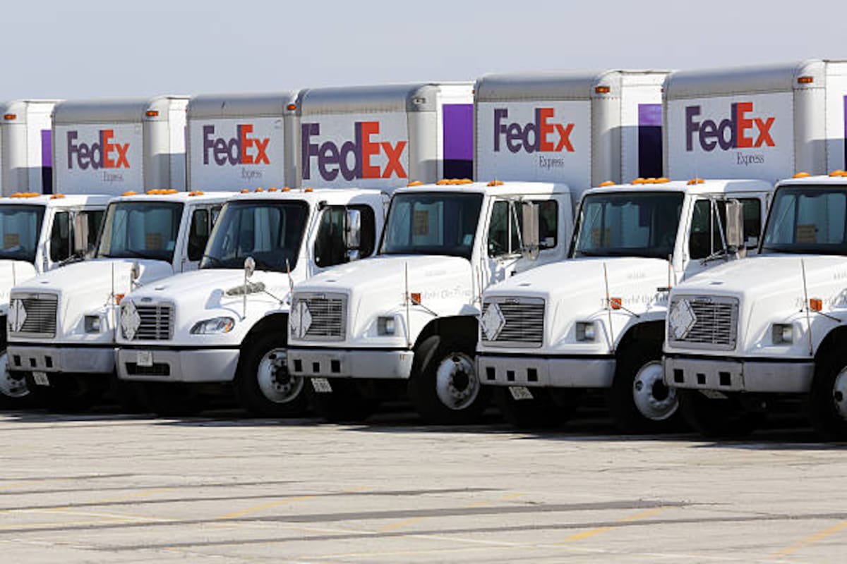 Cinco personas enfrentan cargos por robo de mercancía de lujo en camiones FedEx en San Diego