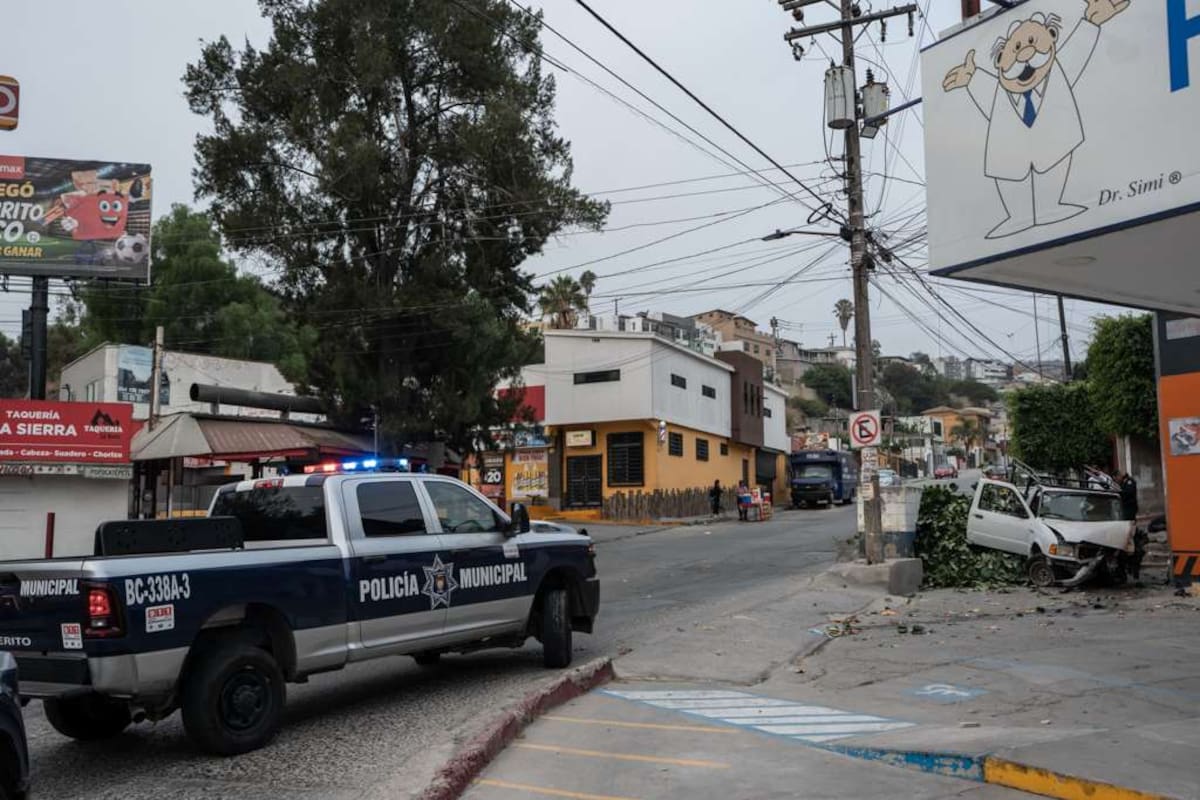 Bomberos rescataron a los ocupantes de una camioneta que se impactó contra un negocio; la mujer fue trasladada a un hospital. Foto: Border Zoom