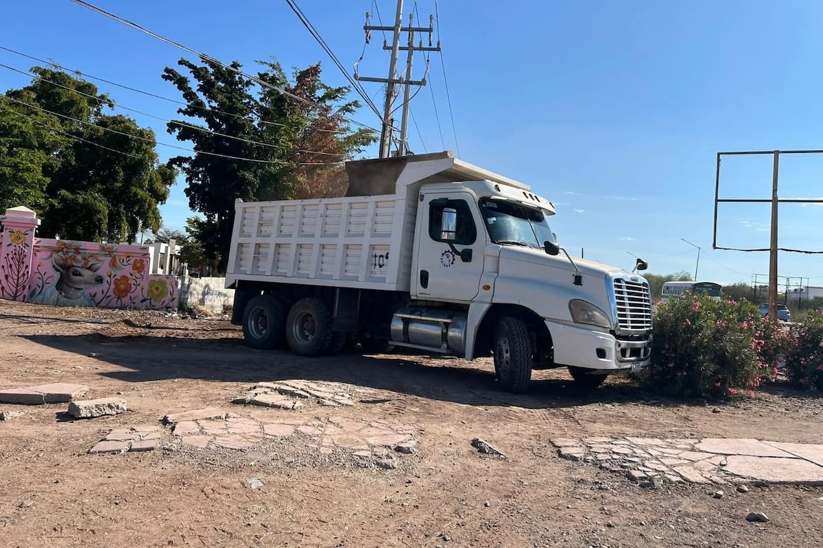 Vecino reta al Ayuntamiento y logran retiro de 16 dompes de basura en Urbi Villas del Rey en Cajeme