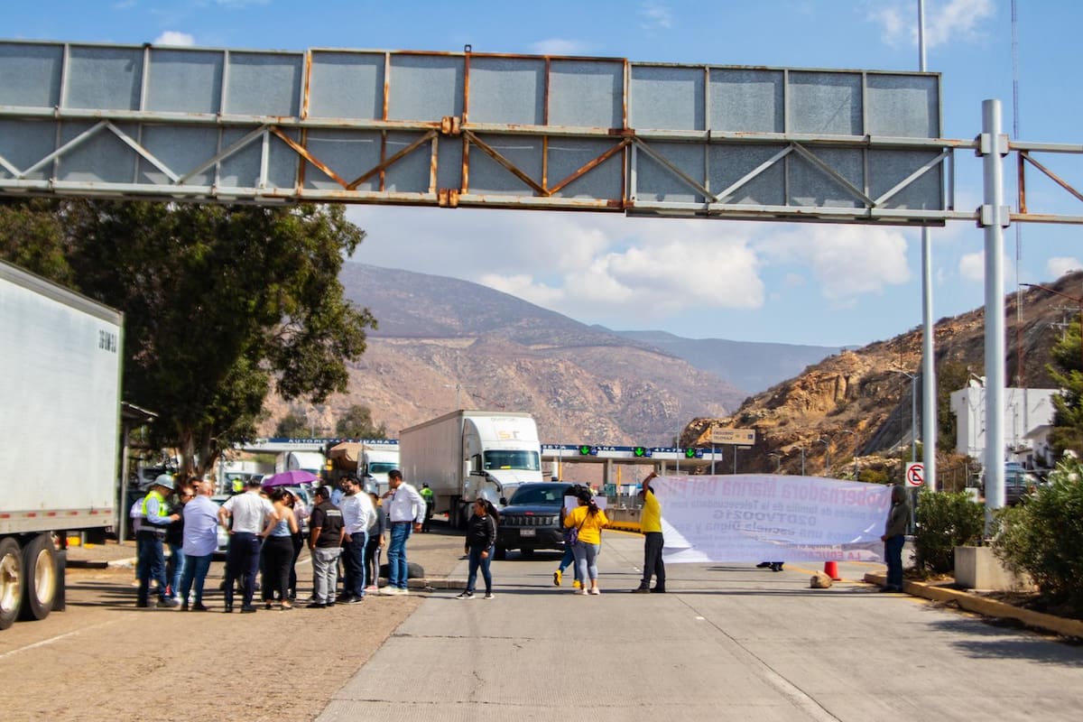 Padres de familia bloquearon por varios minutos la caseta de cuota Tijuana-Tecate. Foto: Border Zoom