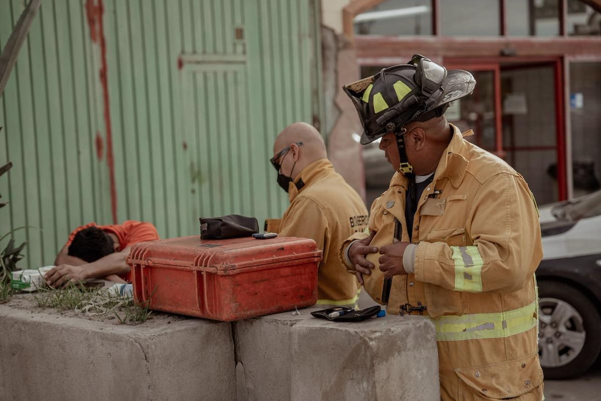El hombre de 24 años fue localizado en el bulevar Cucapah y atendido por cuerpos de emergencia. Foto: Border Zoom