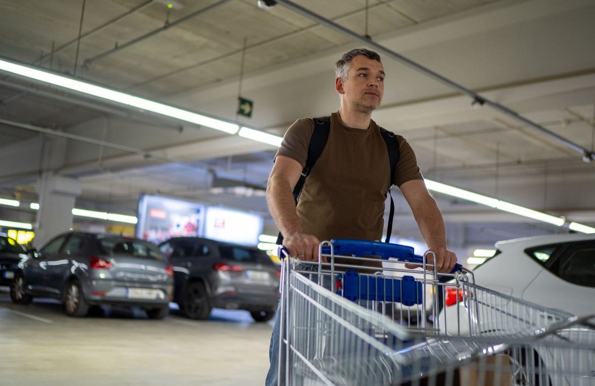Devolver el carrito del supermercado puede parecer un gesto mínimo, pero la psicología lo relaciona con hábitos de responsabilidad, respeto por los demás y autocontrol en espacios compartidos. | Foto: Especial.