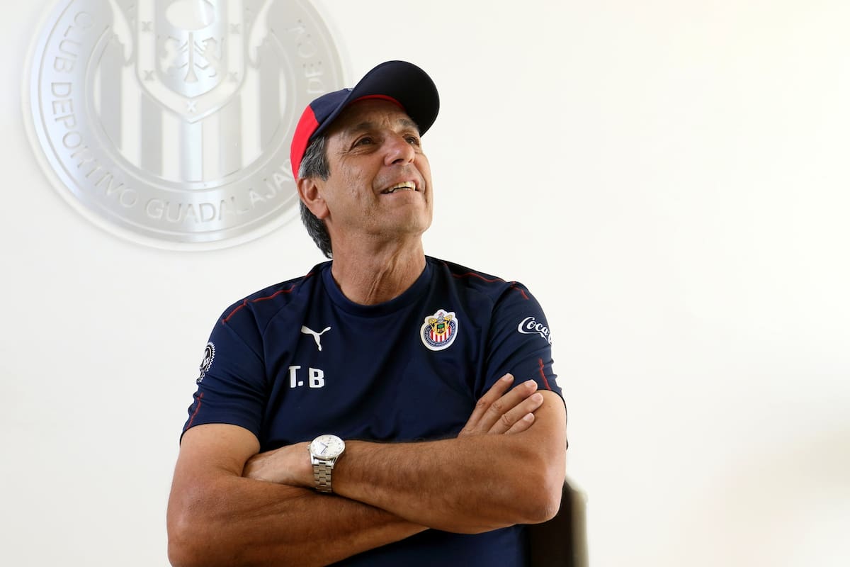Tomás Boy firma nuevo contrato con Chivas