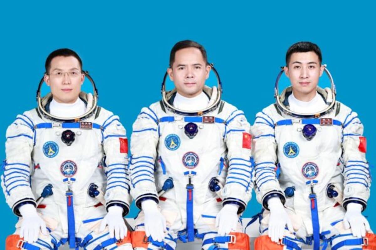 Miembros de la tripulación del Shenzhou-21, Zhang Lu (Centro), Wu Fei (Derecha), y Zhang Hongzhang. Foto: Xinhua.