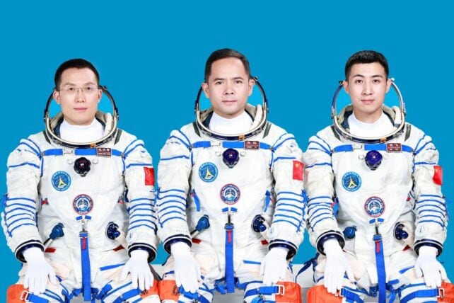 Miembros de la tripulación del Shenzhou-21, Zhang Lu (Centro), Wu Fei (Derecha), y Zhang Hongzhang. Foto: Xinhua.