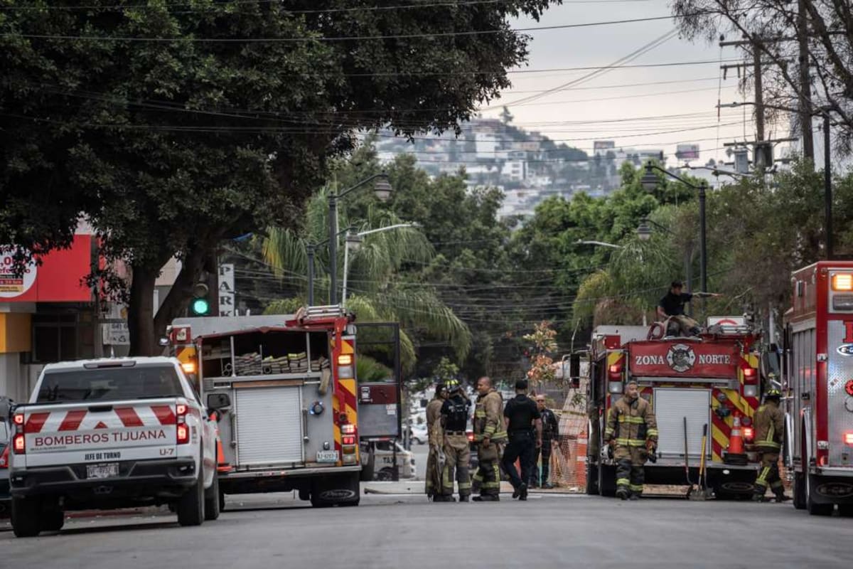 Bomberos controlaron una fuga de gas en una tubería de dos pulgadas que provocó la evacuación preventiva de alrededor de 30 personas en la Zona Centro. Foto: Border Zoom.