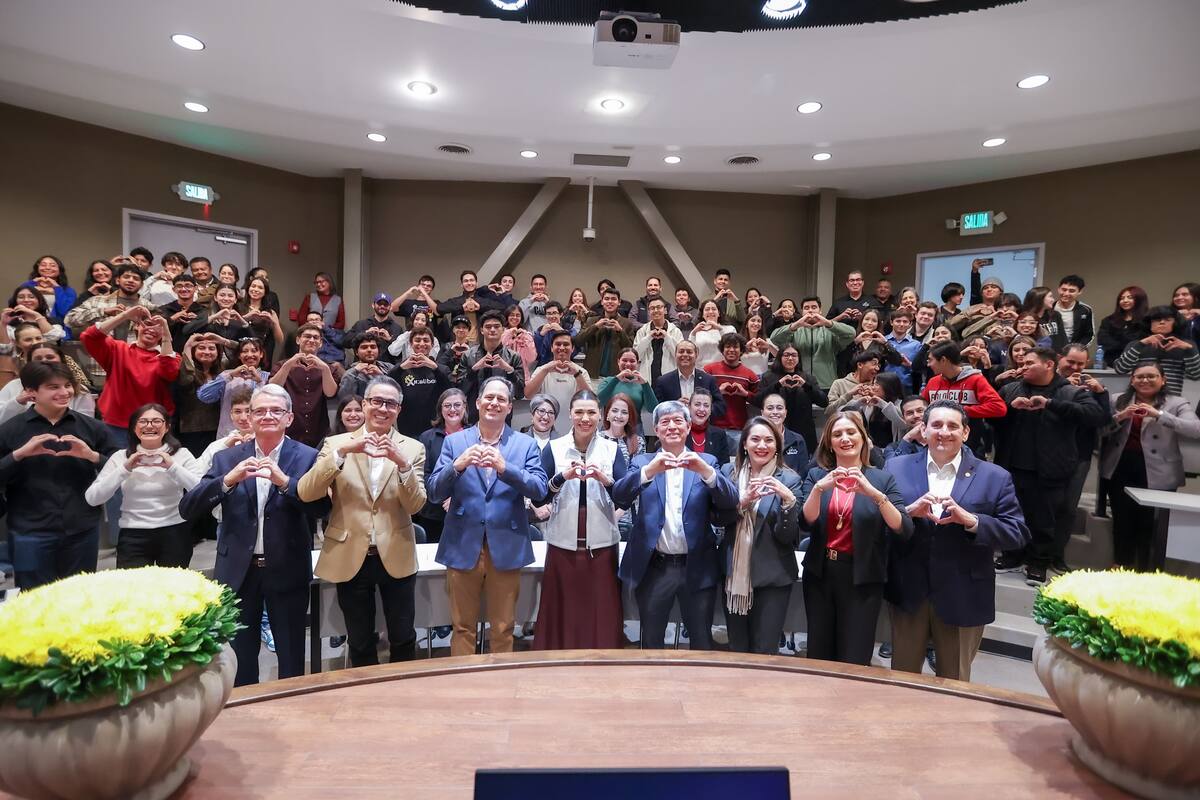 Entrega Marina becas para universitarios