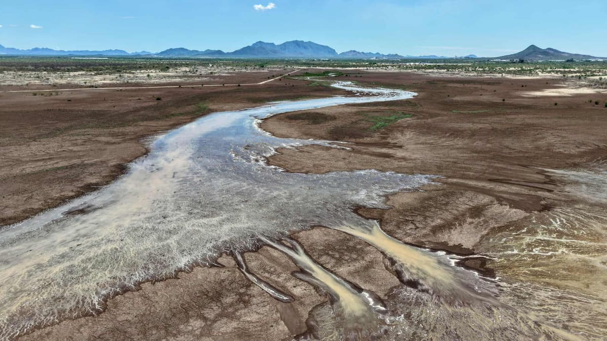 Con las recientes lluvias la presa Abelardo L. Rodriguez recibe pequeñas aportaciones de agua por el lado de la Mesa del Seri y de la parte nororiente.