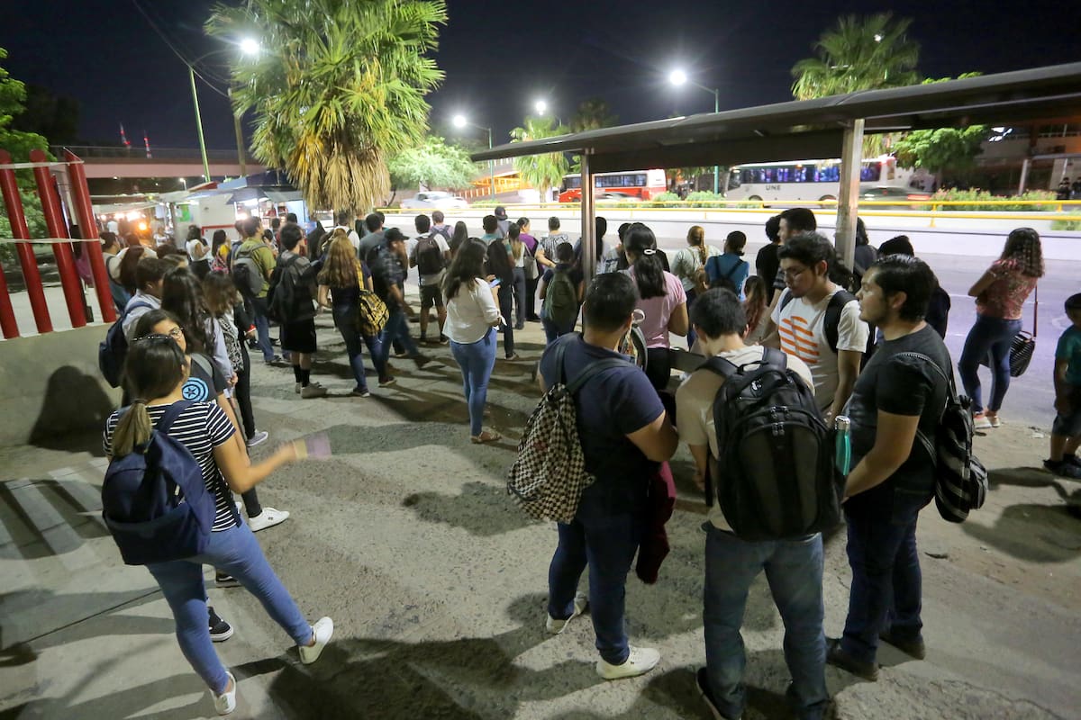 Ven su vida pasar en la espera del camión