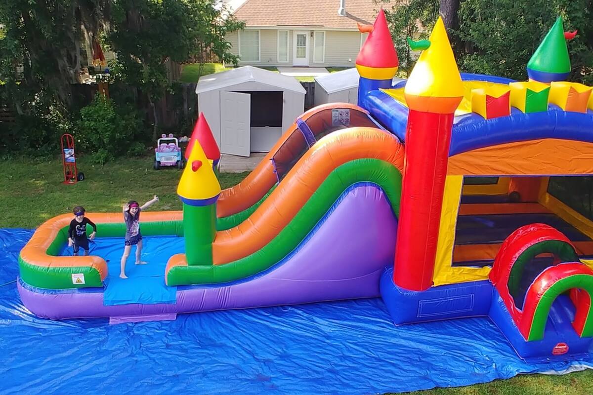 EU: Juego inflable sale volando y provoca la muerte de un menor en Arizona