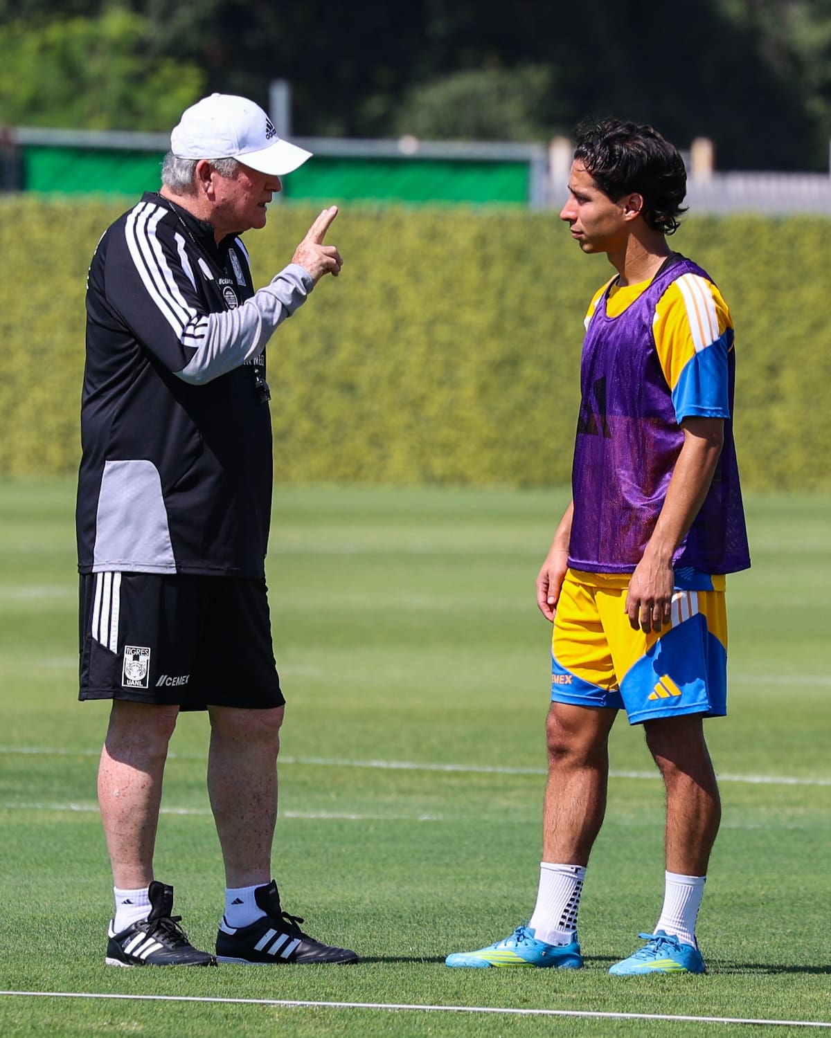 Vucetich platica con Diego Lainez en su primer entrenamiento con los Tigres. (Foto: @TigresOficial)