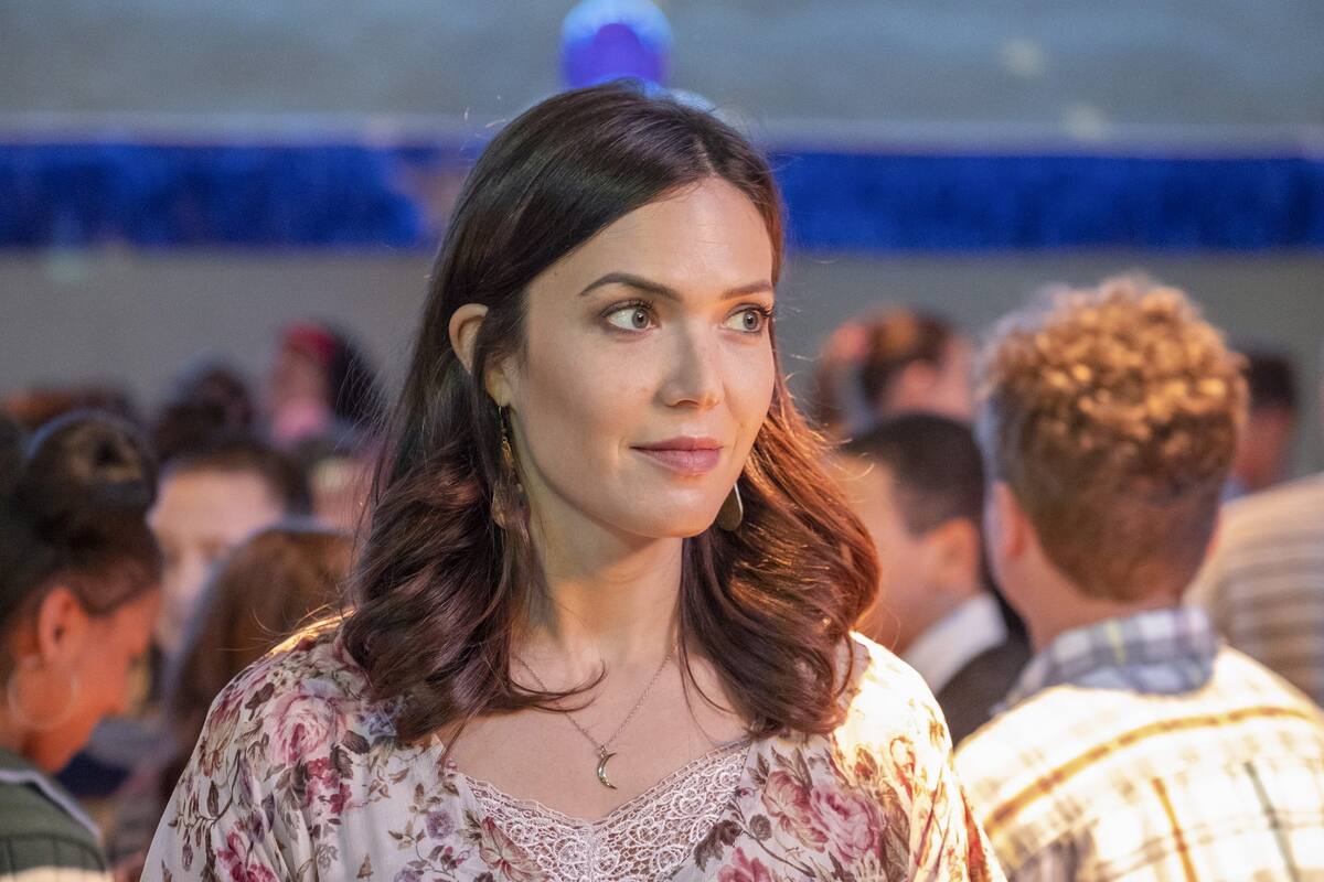 Mandy Moore, actriz de “This Is Us”, presenta a su bebé