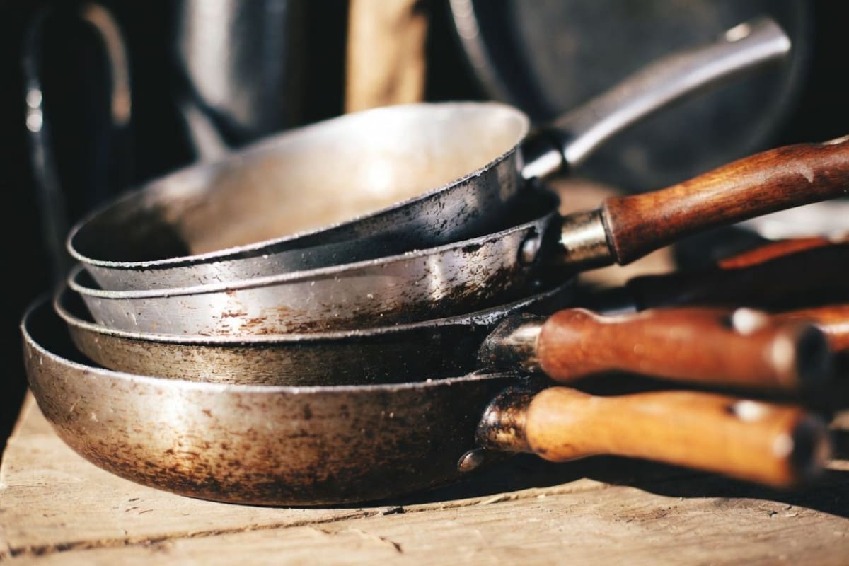 Antes de desechar una sartén vieja, conoce 5 ideas para transformarla en un accesorio funcional o decorativo para la cocina