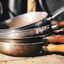Antes de desechar una sartén vieja, conoce 5 ideas para transformarla en un accesorio funcional o decorativo para la cocina