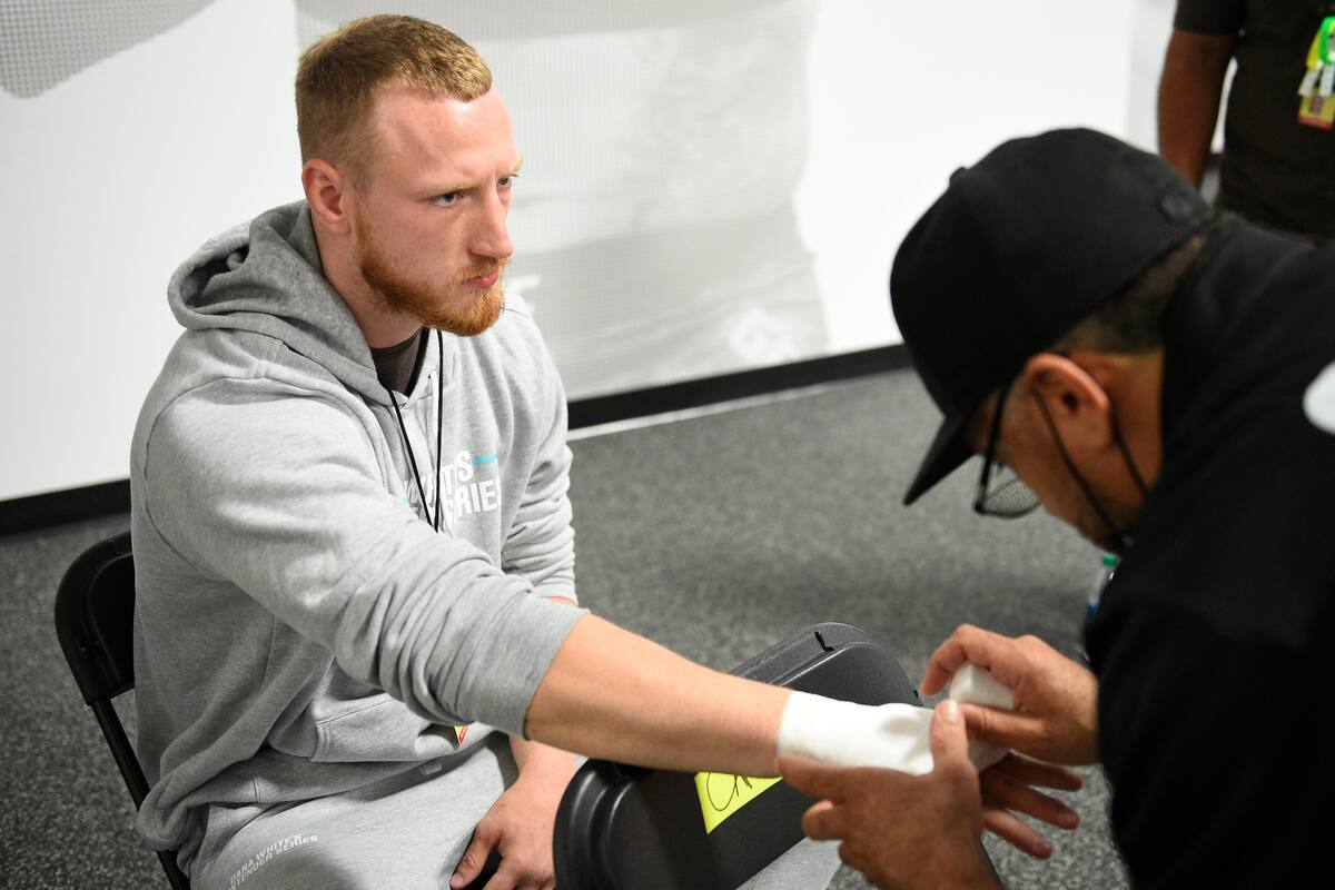 ¡Escalofriante! Fuerte lesión de promesa de la UFC hace que hasta su rival se estremezca