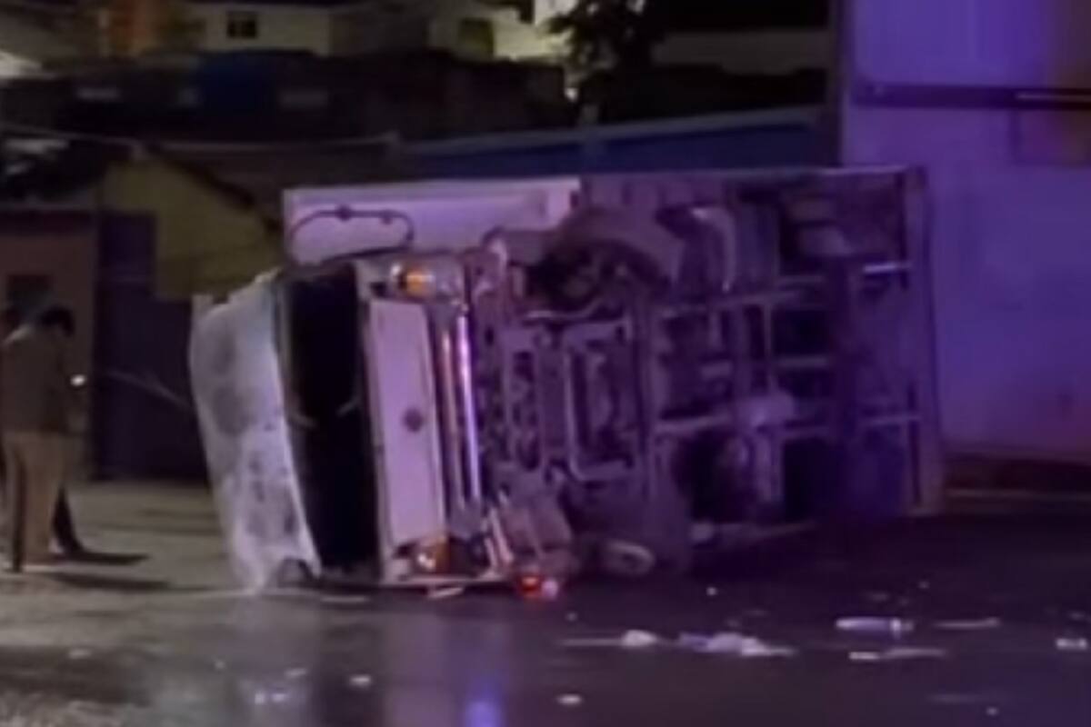 Vuelca camión de medicinas en el Libramiento Rosas Magallón