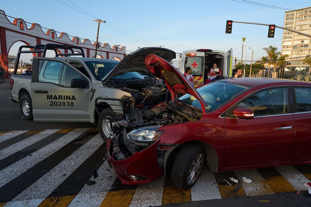 El accidente ocurrió sobre la avenida Paseo Playas de Tijuana, donde un pick up de la Marina se impactó contra un vehículo Nissan Sentra dejando como saldo dos personas lesionadas. Foto: Border Zoom