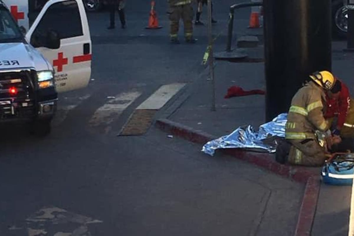 Explota tapa de alcantarilla y lesiona a mujer