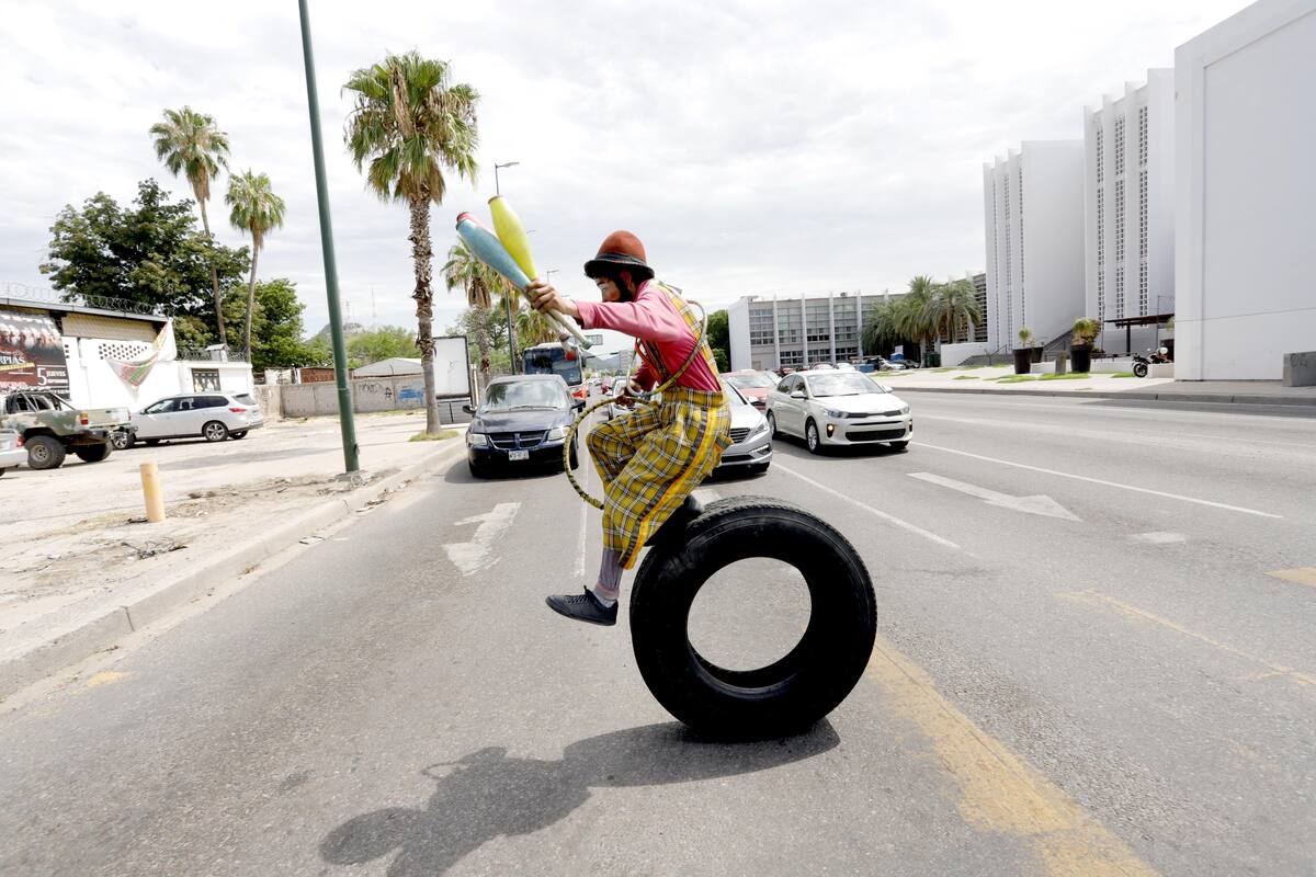 En Pino Suárez y bulevar Luis Encinas el payaso cuenta sólo con los segundos que le da el semáforo para poder impresionar a los automovilistas.