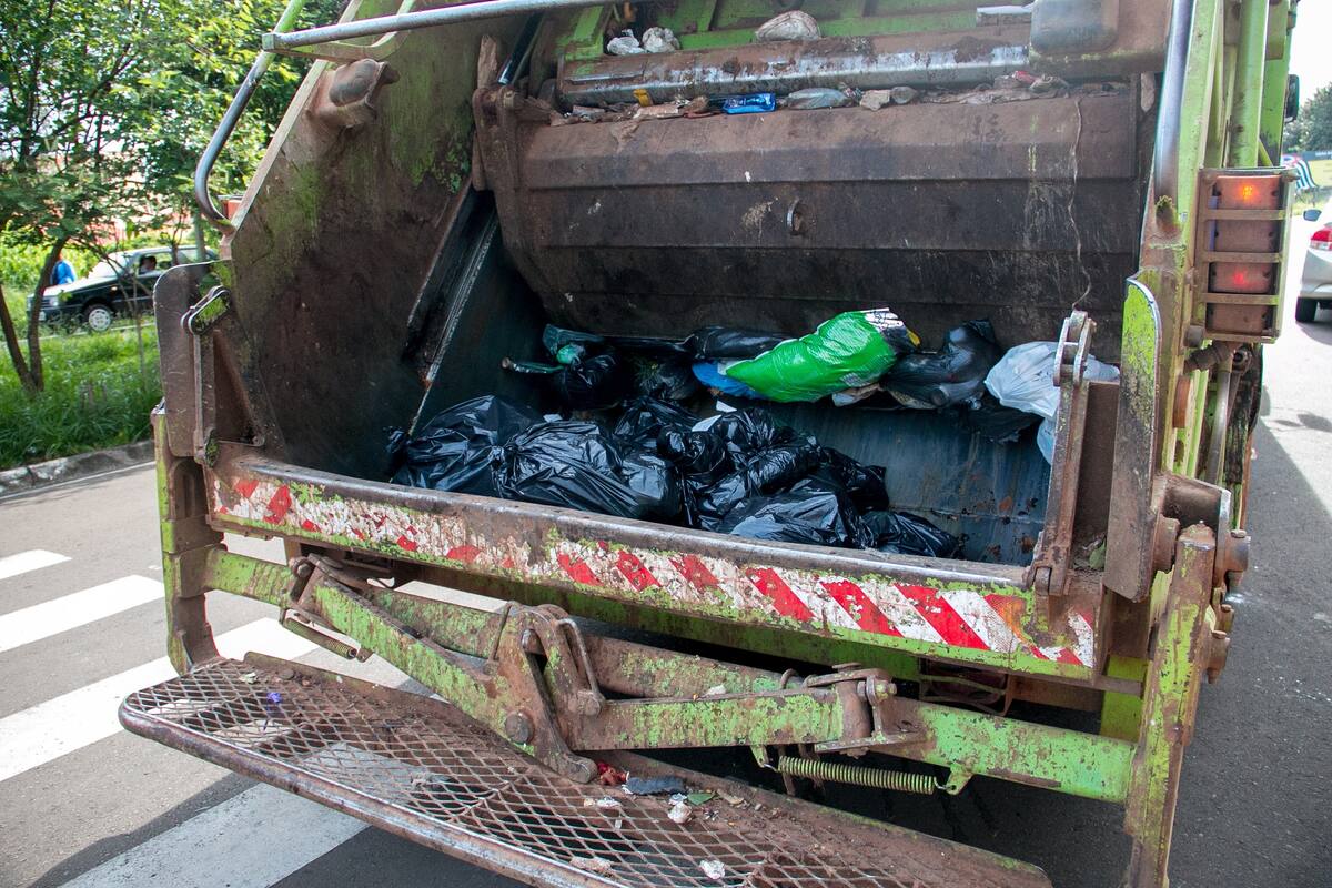 Vio morir a su hijo frente a sus ojos; conductor ebrio arrolla a joven recolector de basura