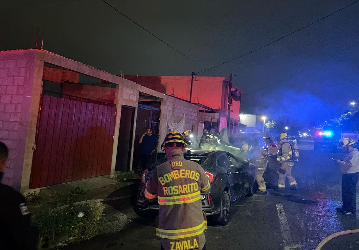 Fue minutos después de las 21:00 horas del martes, cuando se reportaron detonaciones de arma de fuego y el incendio de vehículos.