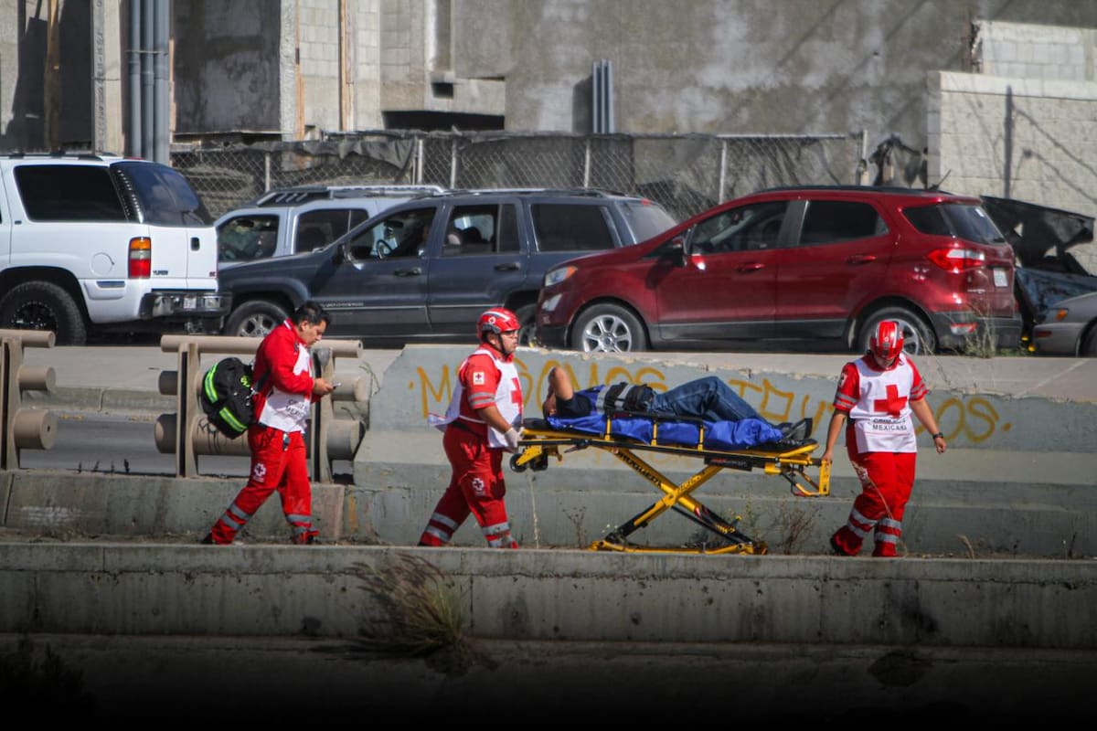 Un conductor resultó lesionado luego de que la camioneta que manejaba cayera a la canalización de la Vía Rápida Alamar, a la altura del puente del Murúa, provocando movilización de cuerpos de emergencia y afectaciones viales. Foto: Border Zoom