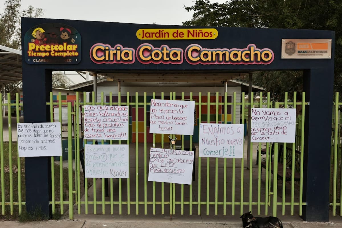 Toman madres de familia preescolar “Ciria Cota Camacho” por retirarles plaza de conserje
