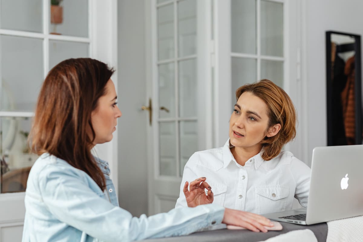 Por qué interrumpimos al hablar: qué dice la psicología y cómo afecta la comunicación