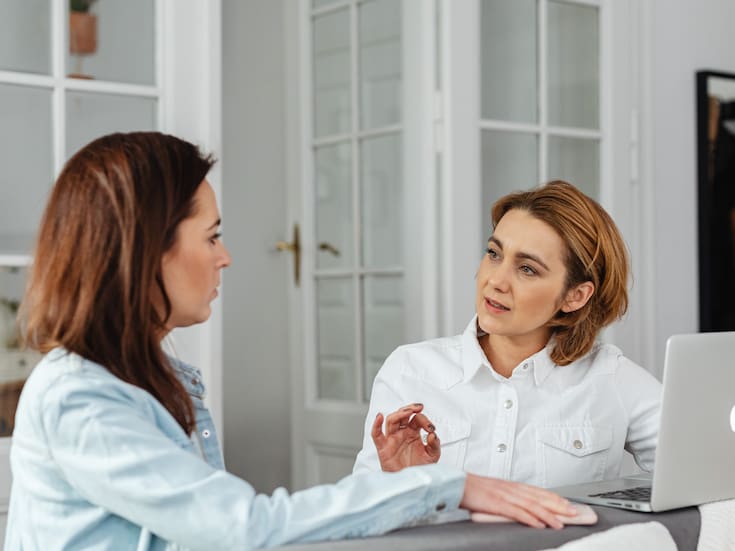 Por qué interrumpimos al hablar: qué dice la psicología y cómo afecta la comunicación