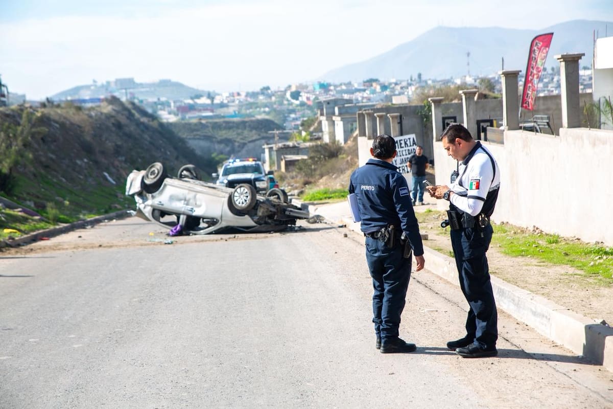 Carambola en el Bulevar 2000 deja un vehículo volcado