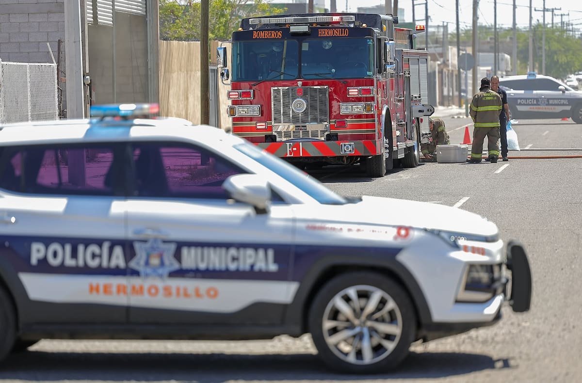 Elementos del Departamento de Bomberos de Hermosillo sofocan las llamas en el interior de una bodega ubicada en la calle Tamaulipas entre Cuernavaca y Naranjo, en la colonia San Benito.