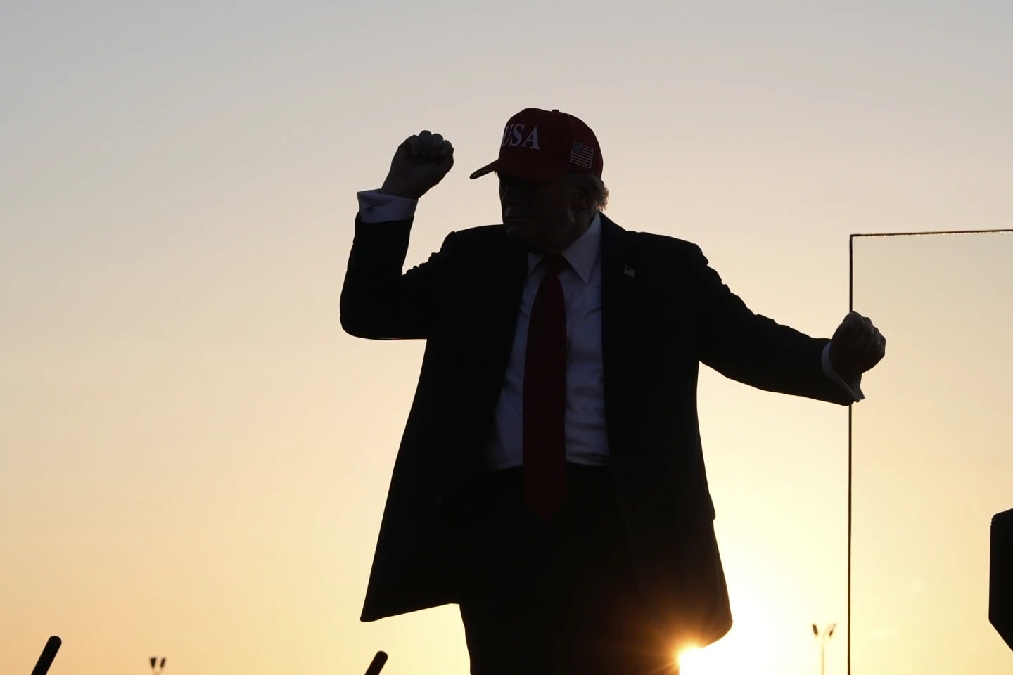 El presidente Donald Trump baila tras un mitin en el recinto ferial estatal de Iowa, el jueves 3 de julio de 2025, en Des Moines, Iowa. | Crédito: AP/Alex Brandon