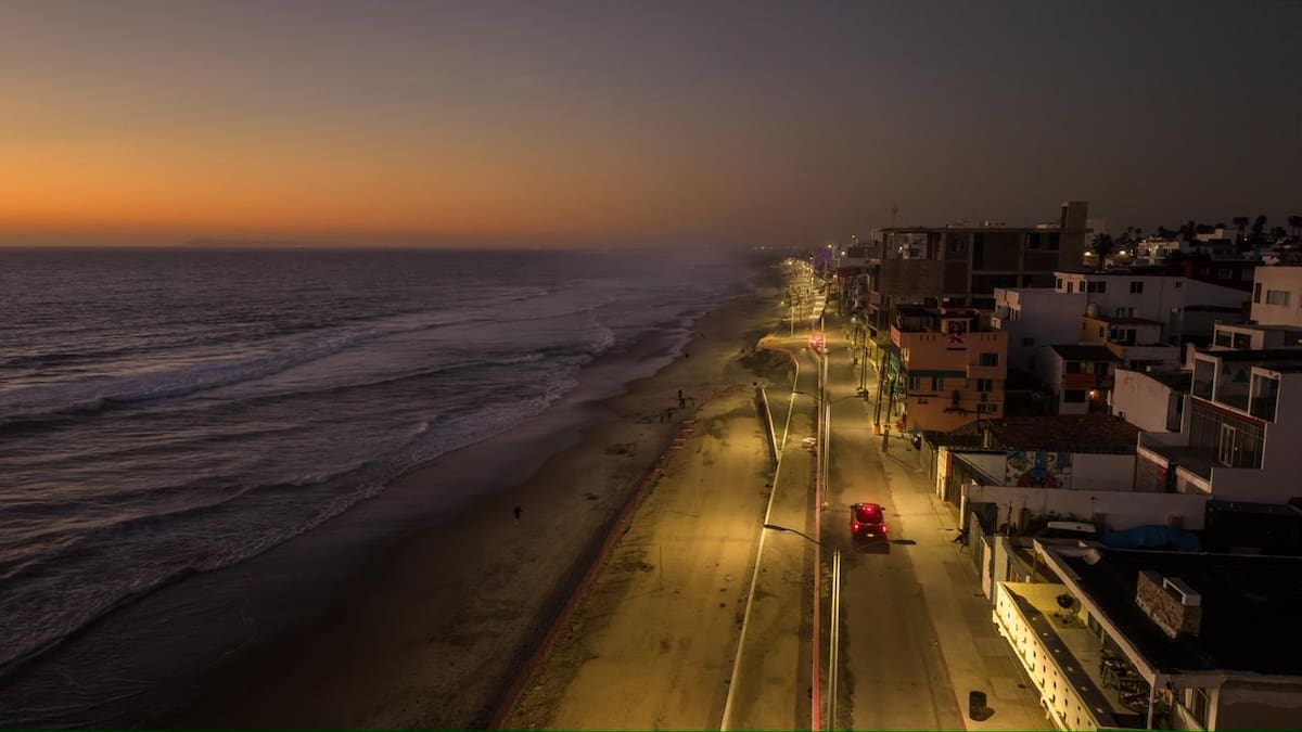 El atardecer de este miércoles regaló una postal de tonos dorados y anaranjados en Playas de Tijuana, donde el sol descendió lentamente sobre el océano Pacífico mientras comenzaban a encenderse las luces del malecón. Foto: Border Zoom