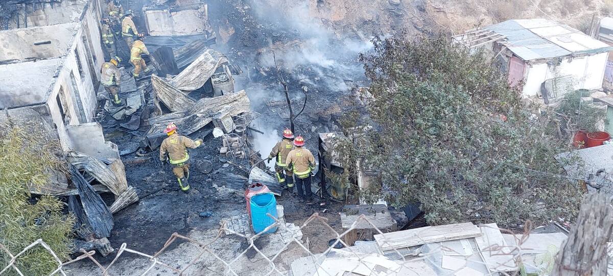 Alrededor de 15 bomberos trabajaron para sofocar las llamas.