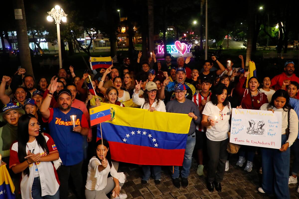 Migrantes venezolanos protestan en Guadalajara, Jalisco, por "fraude electoral" y exigen conteo de votos que aseguran favorecen al candidato opositor de su país Edmundo González. Los manifestantes exigen al presidente Nicolás Maduro que acepte su derrota. | Crédito: EFE/ Francisco Guasco