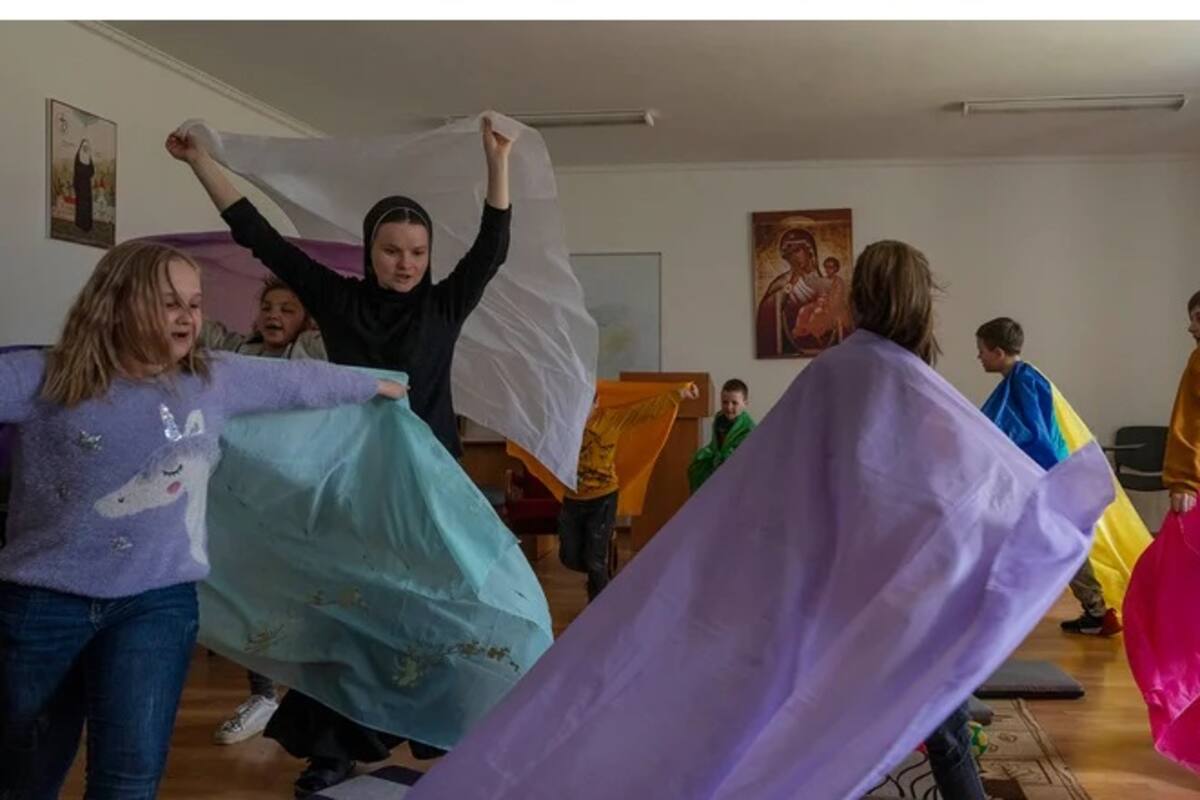 Monjas ucranianas reciben en su convento a familias desplazadas por la invasión rusa