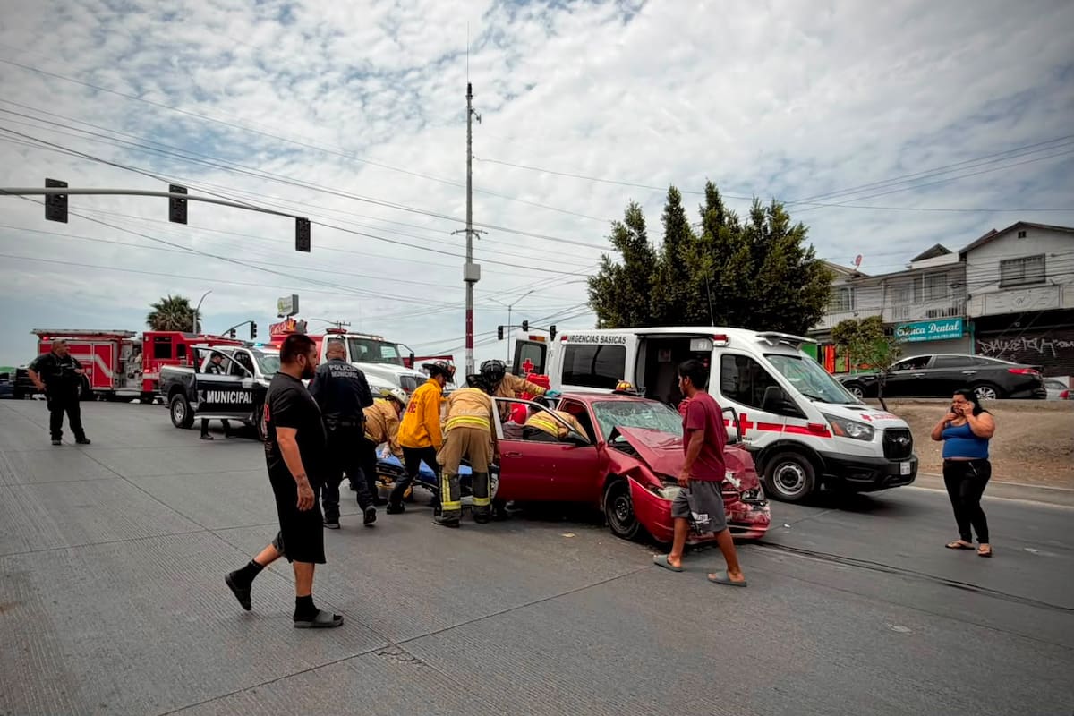 Choque entre ambulancia de Cruz Roja y automóvil deja cuatro lesionados en El Florido